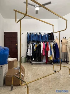 Racks exhibidores de ropa en acabado dorado – usados excelente condición 