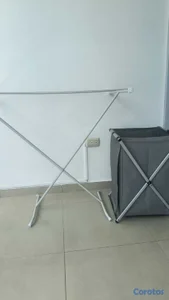Tendedero y bolsa de ropa sucia