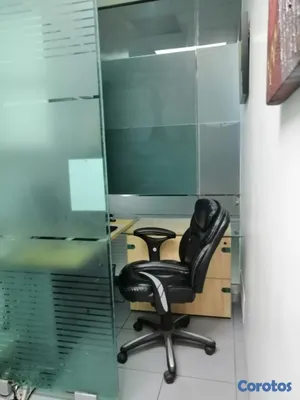 oficinas y locales comerciales - ALQUILO EN MALECON CENTER ESPACIO DE OFICINA  UN ESCRITORIO Y SILLA SECRETARIAL 4