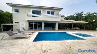 Lujosa Residencia de Dos Niveles con Piscina y Jacuzzi