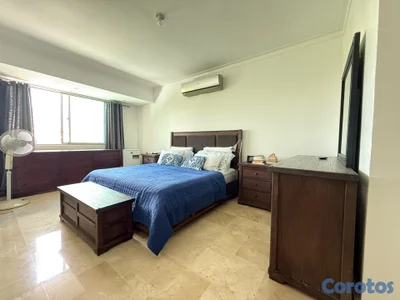 Penthouse de Tres Niveles con Terraza, Jacuzzi y V