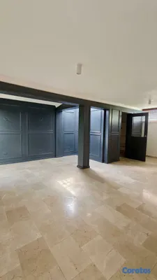casas - Casa de dos niveles ubicada en el exclusivo sector 6