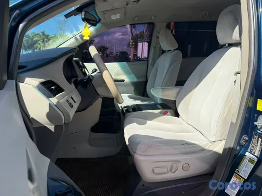 jeepetas y camionetas - Toyota Sienna 2011 3