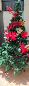 En venta árbol de Navidad con Luces incorporadas y flores. 