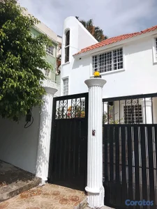 Exclusiva casa de dos Niveles en venta en Altos de Arroyo Hondo III