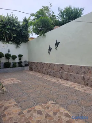 casas - Casa de 2 niveles en venta en Los Jardines 13