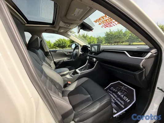 jeepetas y camionetas - Toyota Rav4 XLE 2020 clean Carfax!!!! 9