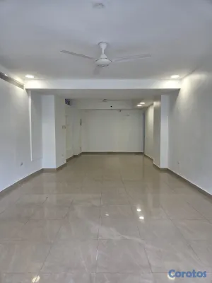oficinas y locales comerciales - Local Comercial en Alquiler EN GAZCUE EN LA PASTEUR E INDEPENDENCIA 8