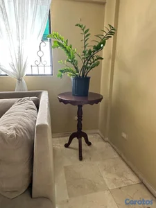 Mesita auxiliar clásica de madera con pedestal