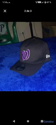 ropa para hombre - gorra abierta pico doblado negra con morado 💜 3