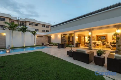 ¡Amplia y Moderna Casa de un Solo Nivel con Piscina en Los Cacicazgos!