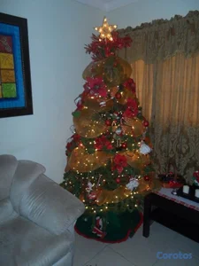 Árbol de Navidad de color verde, estado usado sin accesorios 