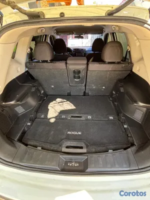 jeepetas y camionetas - Nissan Rogue SV AWD 2017 en Excelente Condición 5