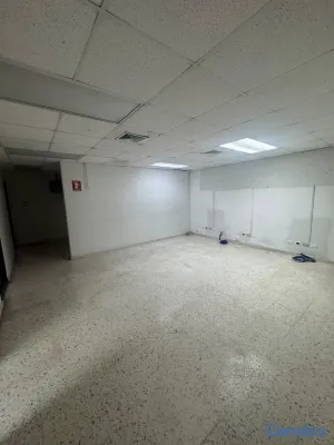 oficinas y locales comerciales - alquiló primer nivel local comercial dos oficina tres parqueos dos baños  9