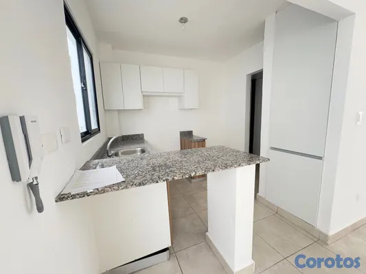 apartamentos - Apartamento Primer Nivel con Patio en Venta, Av. H 8
