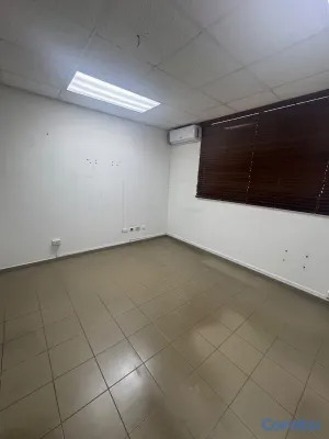 oficinas y locales comerciales - alquiló primer nivel local comercial dos oficina tres parqueos dos baños  6