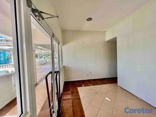 oficinas y locales comerciales - Plaza Náutica, El Cortecito: oficina de 32 m² por US$700 2