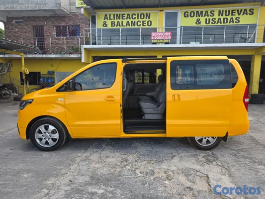 jeepetas y camionetas - HYUNDAI GRAND STAREX 2021 RECIEN IMPORTADA ESTA EN 5