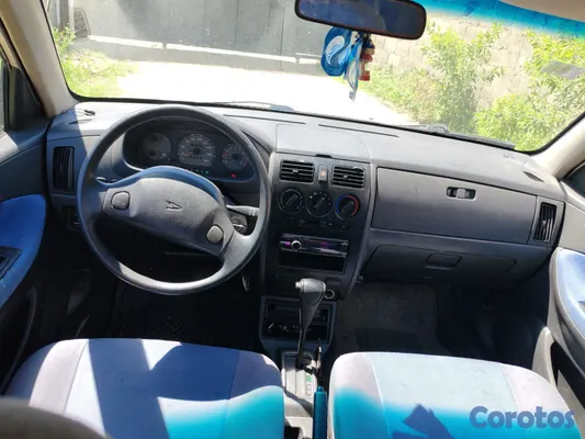 carros - Daihatsu Sirion año 2003 6
