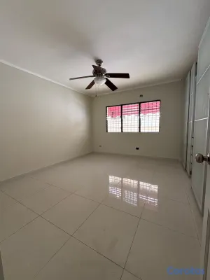 apartamentos - vendo Evaristo Morales tercer nivel tres habitaciones 2.5 baños dos parqueos  6