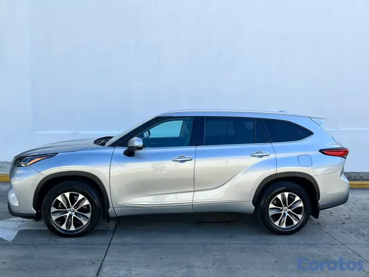 jeepetas y camionetas - Toyota highlander 2022 XLE 4x4 2