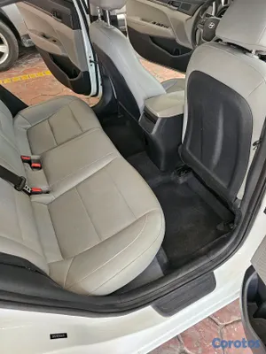 carros - Hyundai Elantra 2017 (Versión Americana) – Único Dueño en el País 7