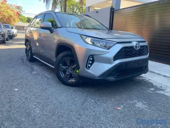 jeepetas y camionetas - toyota rav4 LE 2020