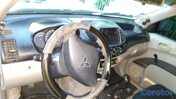 jeepetas y camionetas - camioneta Mitsubishi nítida  7