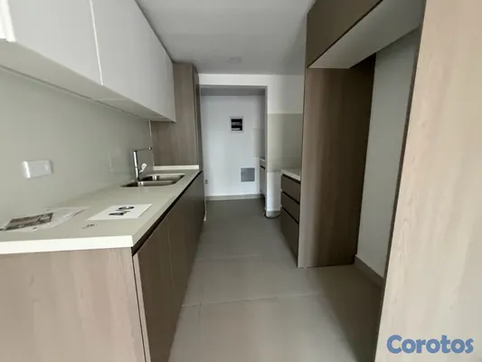 apartamentos - vendo nuevo Evaristo Morales piso 3 una habitación 1.5 baños parqueo área social 15