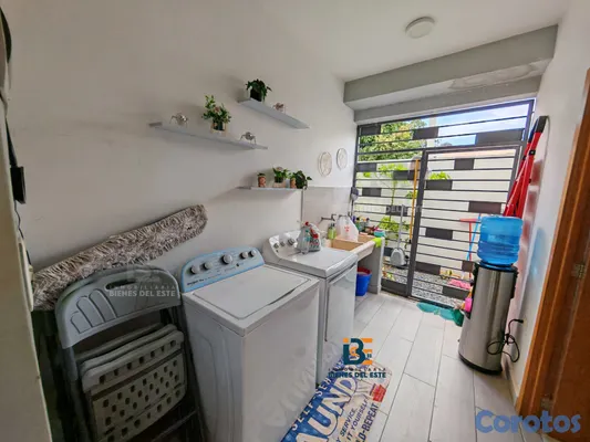 casas - VENDO moderna Casa con finos detalles y acabados d 18