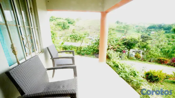 casas - Villa de 4 Habitaciones con Vistas al Mar y la Montaña en Colina Tranquila 3