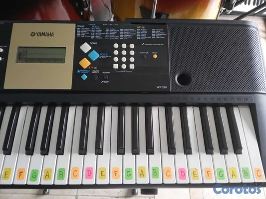 instrumentos musicales - Piano Yamaha YPT-220 - 61teclas Incluye: manual y  4