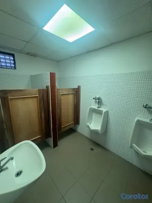 oficinas y locales comerciales - alquiló primer nivel local comercial dos oficina tres parqueos dos baños  2