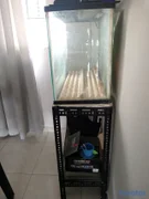 animales y mascotas - Pecera de 30 galones con su tapa y junto a su mesa. 
