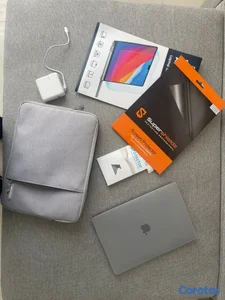 Laptop Apple MacBookPro 13” con accesorios casi to