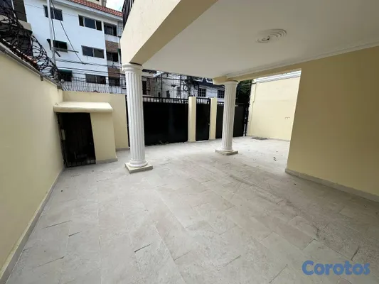 casas - Casa de 2 niveles en venta en Villa Aura 4