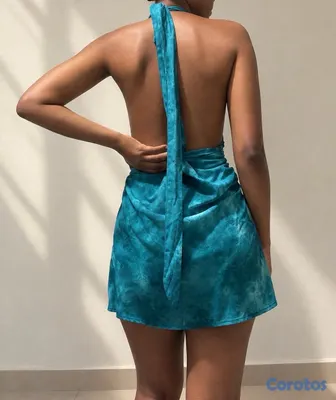 ropa para mujer - Vestido mini halter turquesa con escote en V y detalle de concha. 2