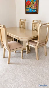 Comedor moderno con mesa y sillas