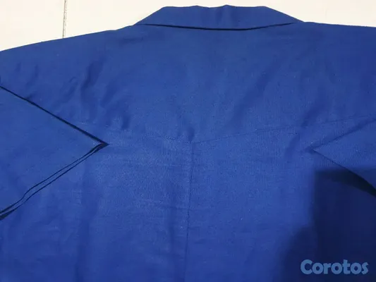 ropa para mujer - Preciosa blusa camisera azul royal, un arte en bolsillos y su corte. 6