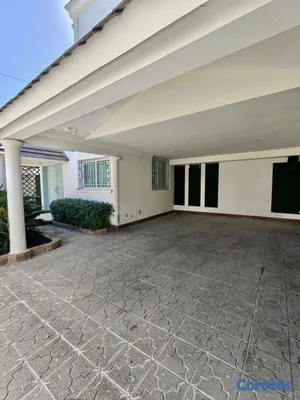 casas - Casa de dos niveles ubicada en el exclusivo sector 9
