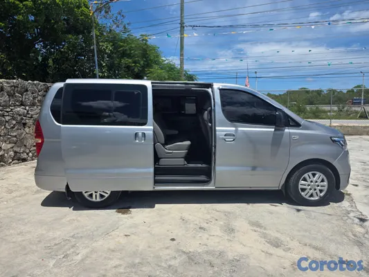 jeepetas y camionetas - HYUNDAI GRAND STAREX 2021 RECIEN IMPORTADA ESTA EN 10
