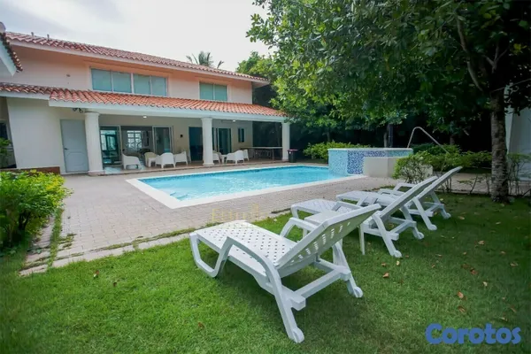 casas vacacionales y villas - Villa de dos niveles en venta en  Juan Dolio (562.26mts2) de 5 habitaciones 8