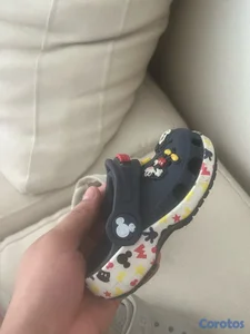 Crocs originales micky mause con sus pines 
