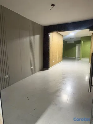 oficinas y locales comerciales - Alquilo local comercial 1er piso Av 30 Mayo próximo casa España  5