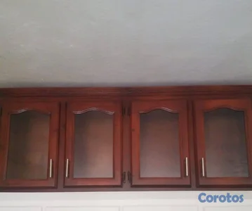 Gabinete de cocina en madera con cristal, color ca