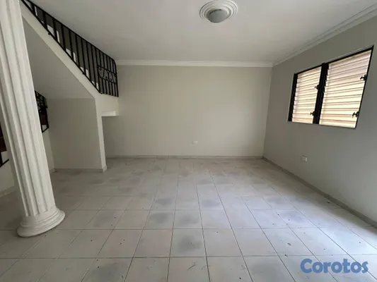 casas - Casa de 2 niveles en venta en Villa Aura 11