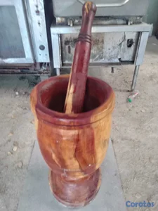Pilón de Madera Artesanal Grande con Mano