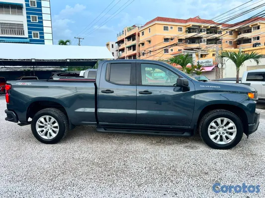 jeepetas y camionetas - CHEVROLET SILVERADO 1500 CUSTOM 2022 4