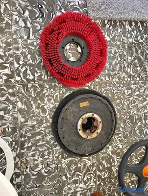equipos profesionales - Maquina para brillar pisos Karcher 3