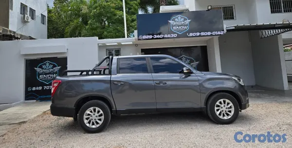jeepetas y camionetas - KGM REXTON 2021 GRIS OSCURO DIESEL 16